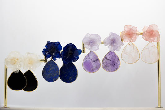 Boucles d’oreilles colorées en fleurs cristallisées montée d’une pierre semi-précieuse, personnalisables pour oreilles percées ou à clips.