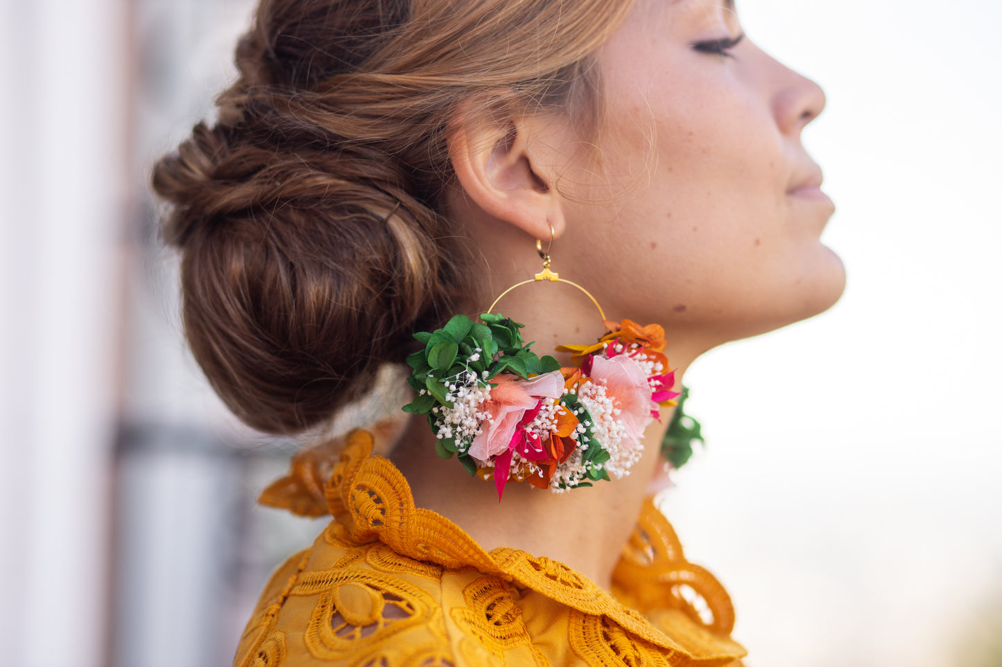 Boucles d’oreilles colorées en fleurs stabilisées, personnalisables pour oreilles percées ou à clips.