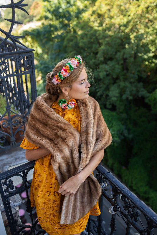 Boucles d’oreilles colorées en fleurs stabilisées, personnalisables pour oreilles percées ou à clips.