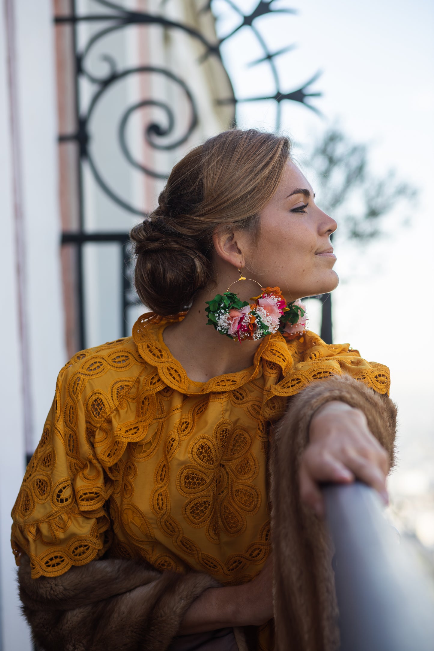 Boucles d’oreilles colorées en fleurs stabilisées, personnalisables pour oreilles percées ou à clips.
