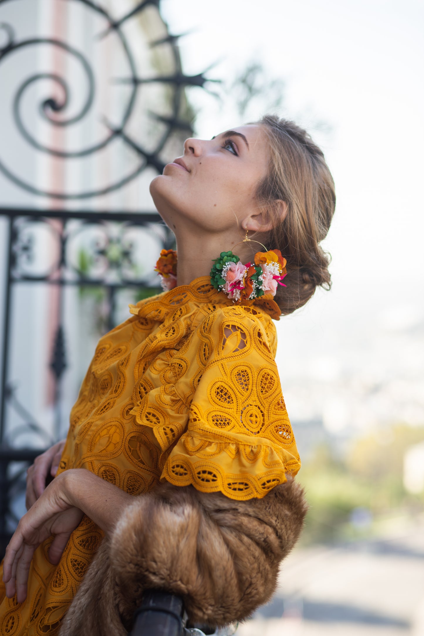 Boucles d’oreilles colorées en fleurs stabilisées, personnalisables pour oreilles percées ou à clips.