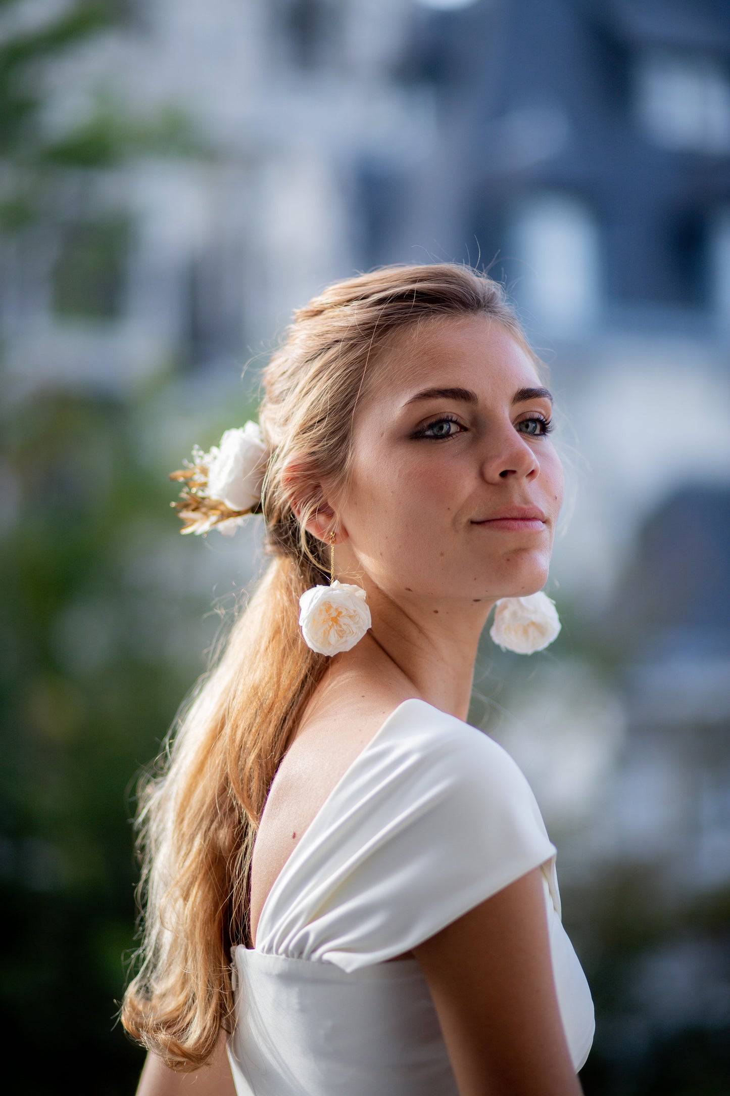 Boucles d’oreilles en fleurs stabilisées composée d'une chaine soutenant une rose blanche ,personnalisables pour oreilles percées ou à clips.
