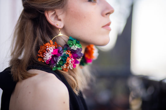 Boucles d’oreilles colorées en fleurs stabilisées ,personnalisables pour oreilles percées ou à clips.