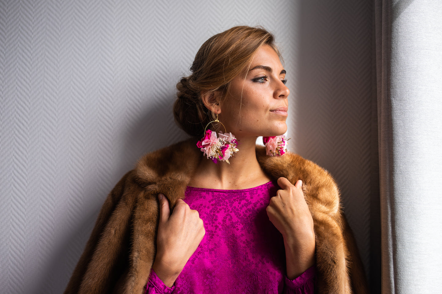 Boucles d’oreilles colorées en fleurs stabilisées, personnalisables pour oreilles percées ou à clips.
