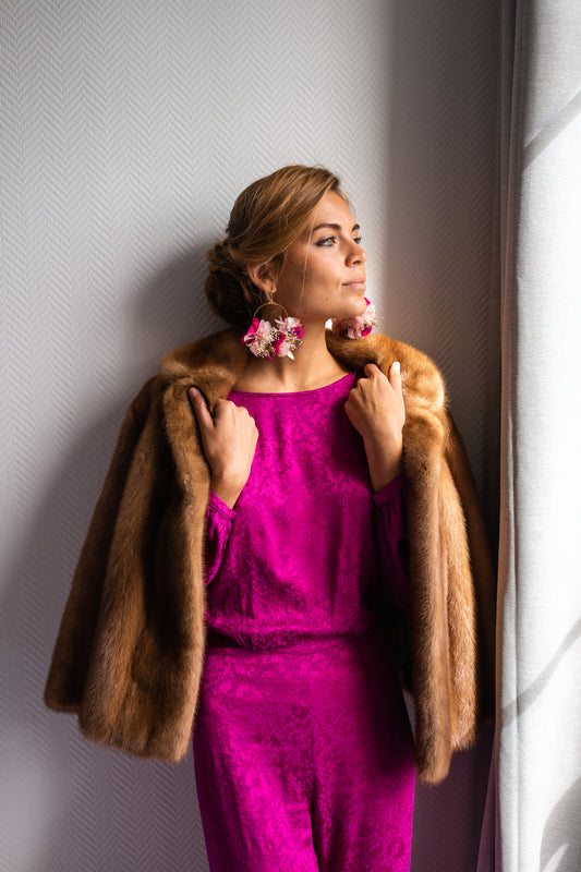 Boucles d’oreilles colorées en fleurs stabilisées, personnalisables pour oreilles percées ou à clips.