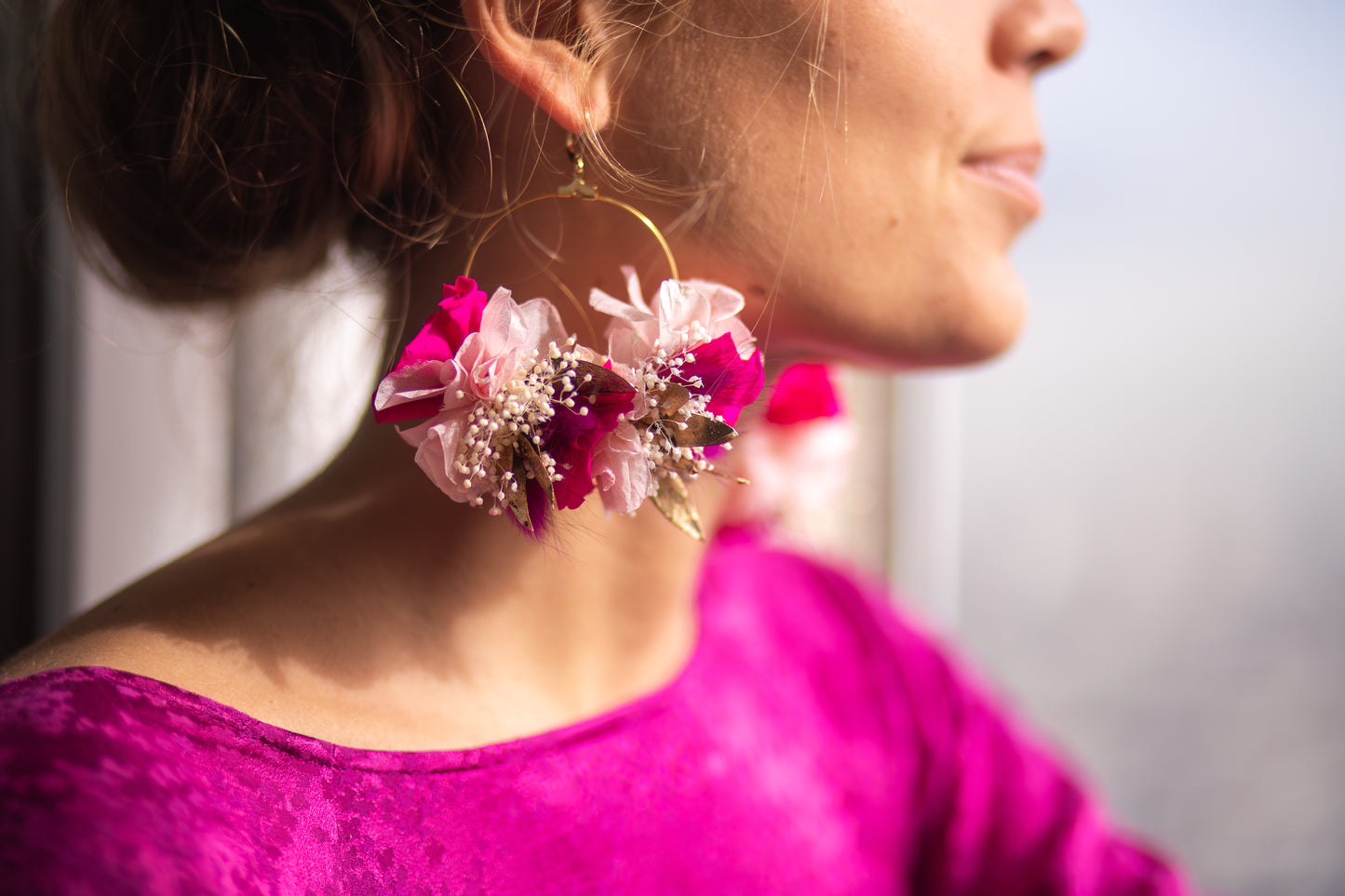 Boucles d’oreilles colorées en fleurs stabilisées, personnalisables pour oreilles percées ou à clips.