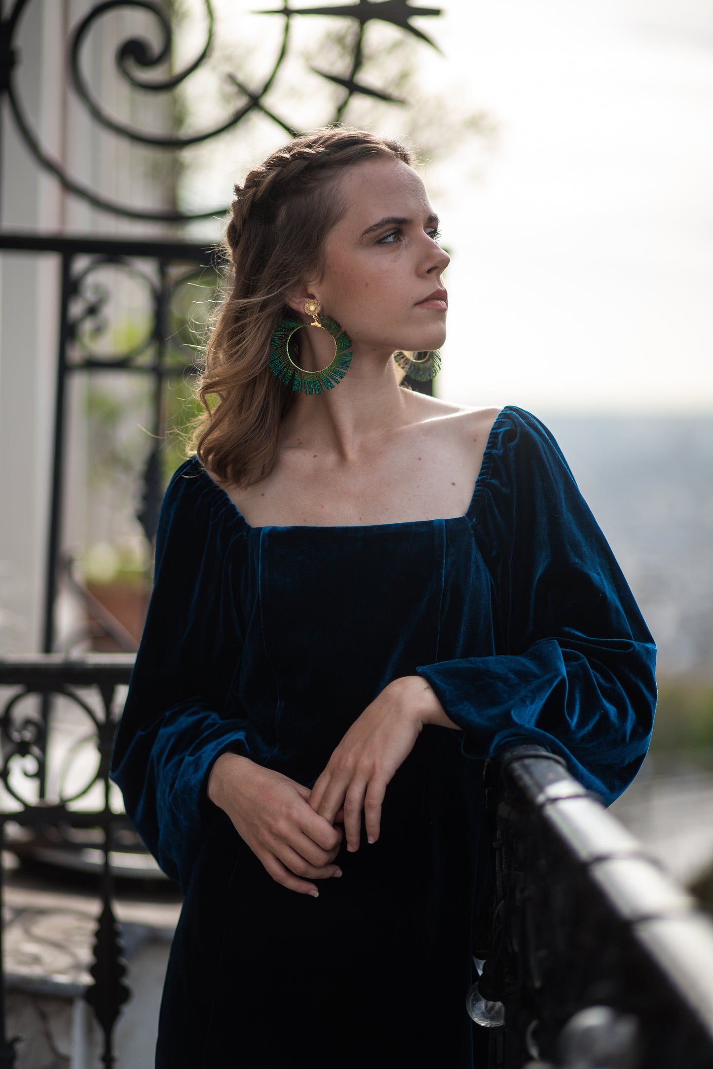 Boucles d’oreilles ornées d’une plume de paon autour d’une créole, personnalisables pour oreilles percées ou à clips.