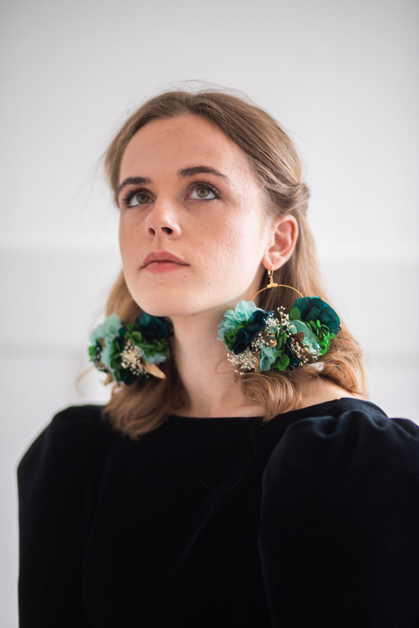 Boucles d’oreilles colorées en fleurs stabilisées ,personnalisables pour oreilles percées ou à clips.