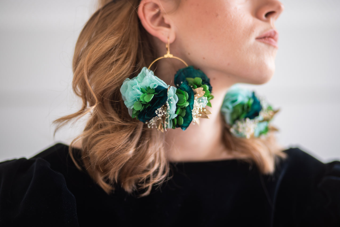 Boucles d’oreilles colorées en fleurs stabilisées ,personnalisables pour oreilles percées ou à clips.