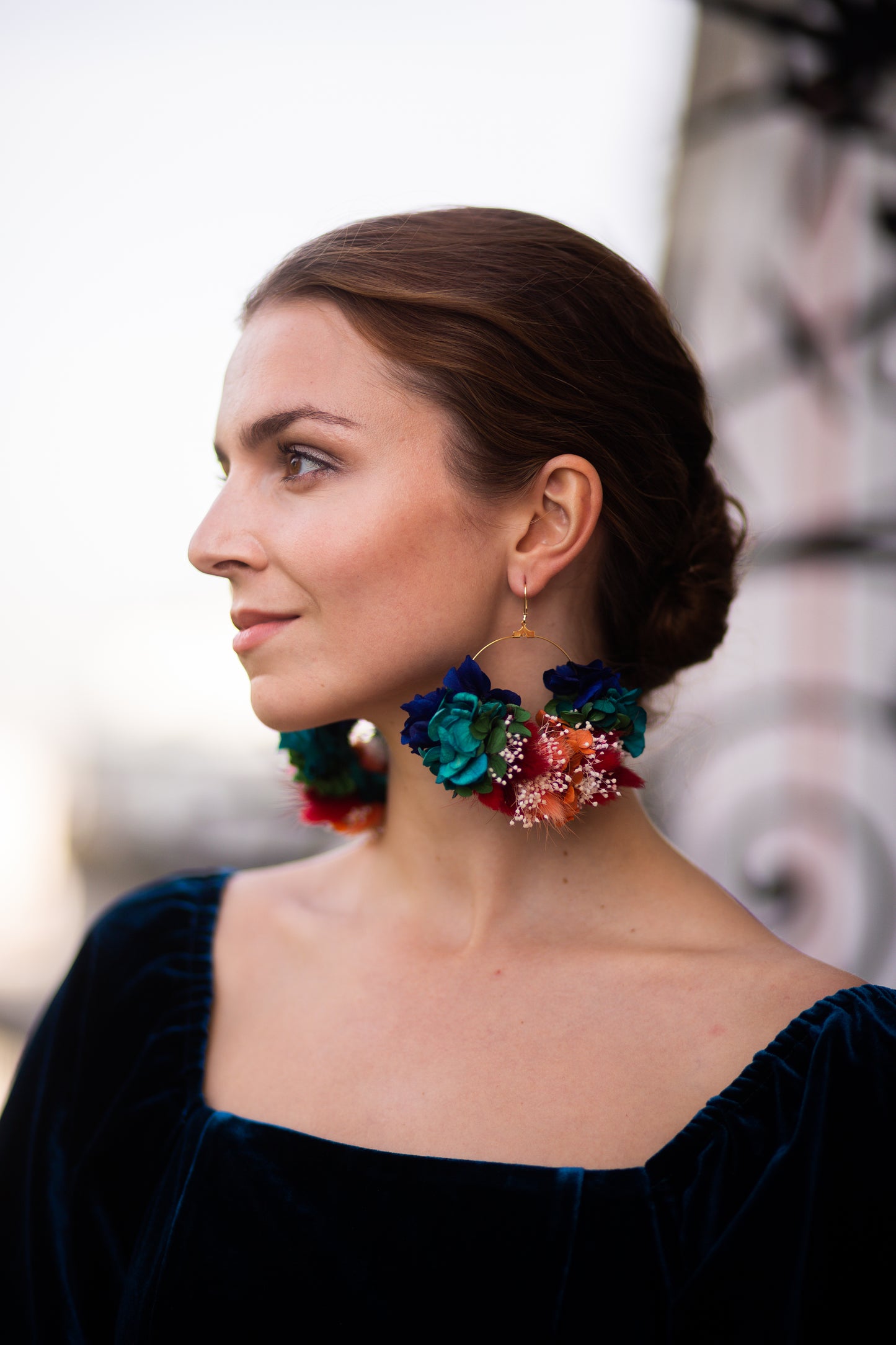 Boucles d’oreilles colorées en fleurs stabilisées ,personnalisables pour oreilles percées ou à clips.