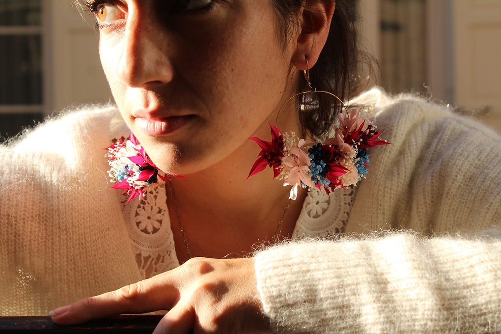 Boucles d'oreilles en fleurs stabilisées pour oreilles percées ou clips.