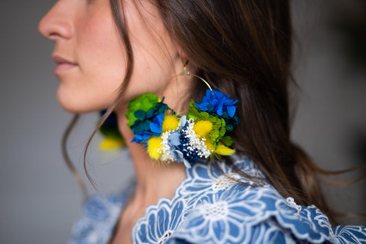 Boucles d’oreilles colorées en fleurs stabilisées ,personnalisables pour oreilles percées ou à clips.