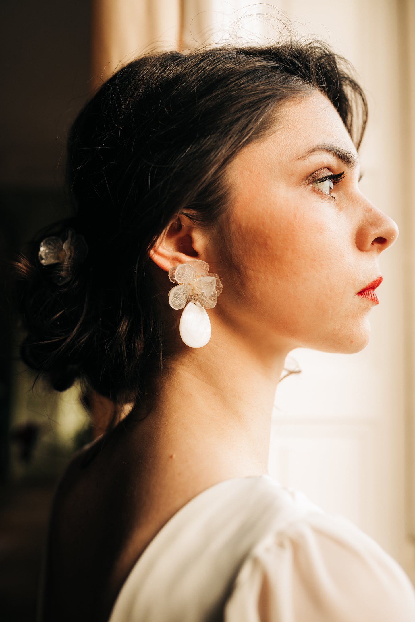 Boucles d’oreilles en fleurs cristallisées et en nacre, personnalisables pour oreilles percées ou à clips.