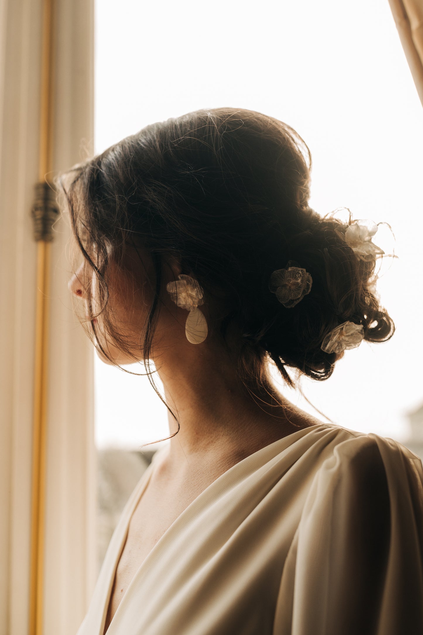 Boucles d’oreilles en fleurs cristallisées et en nacre, personnalisables pour oreilles percées ou à clips.