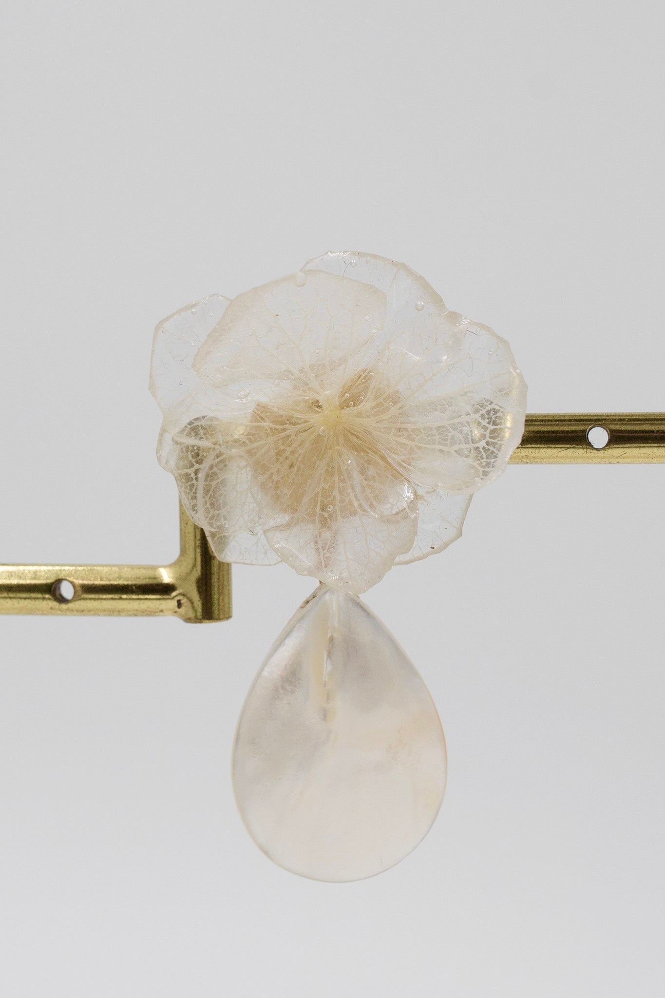 Boucles d’oreilles en fleurs cristallisées et en nacre, personnalisables pour oreilles percées ou à clips.