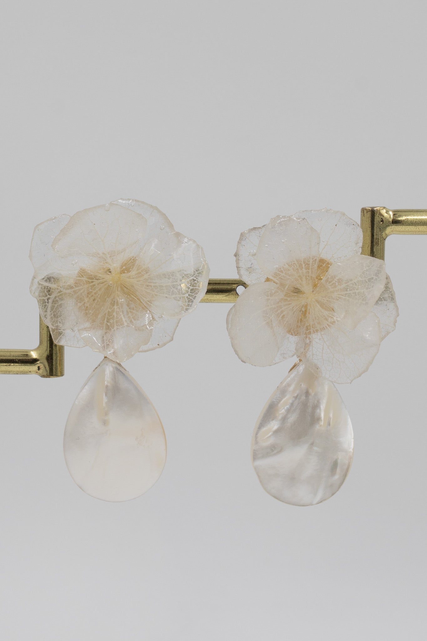 Boucles d’oreilles en fleurs cristallisées et en nacre, personnalisables pour oreilles percées ou à clips.