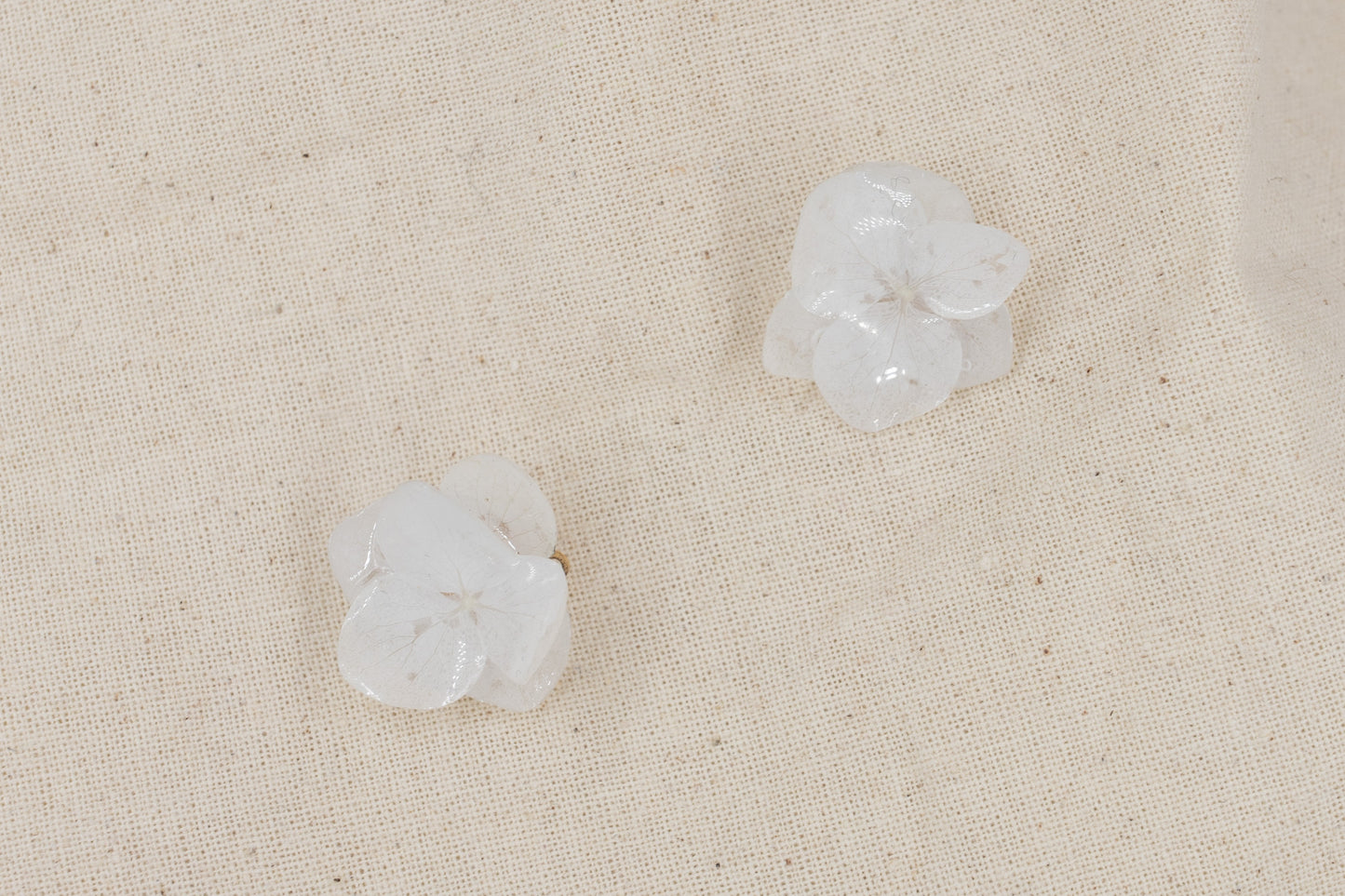 Boucles d’oreilles en fleurs cristallisées , personnalisables pour oreilles percées ou à clips.
