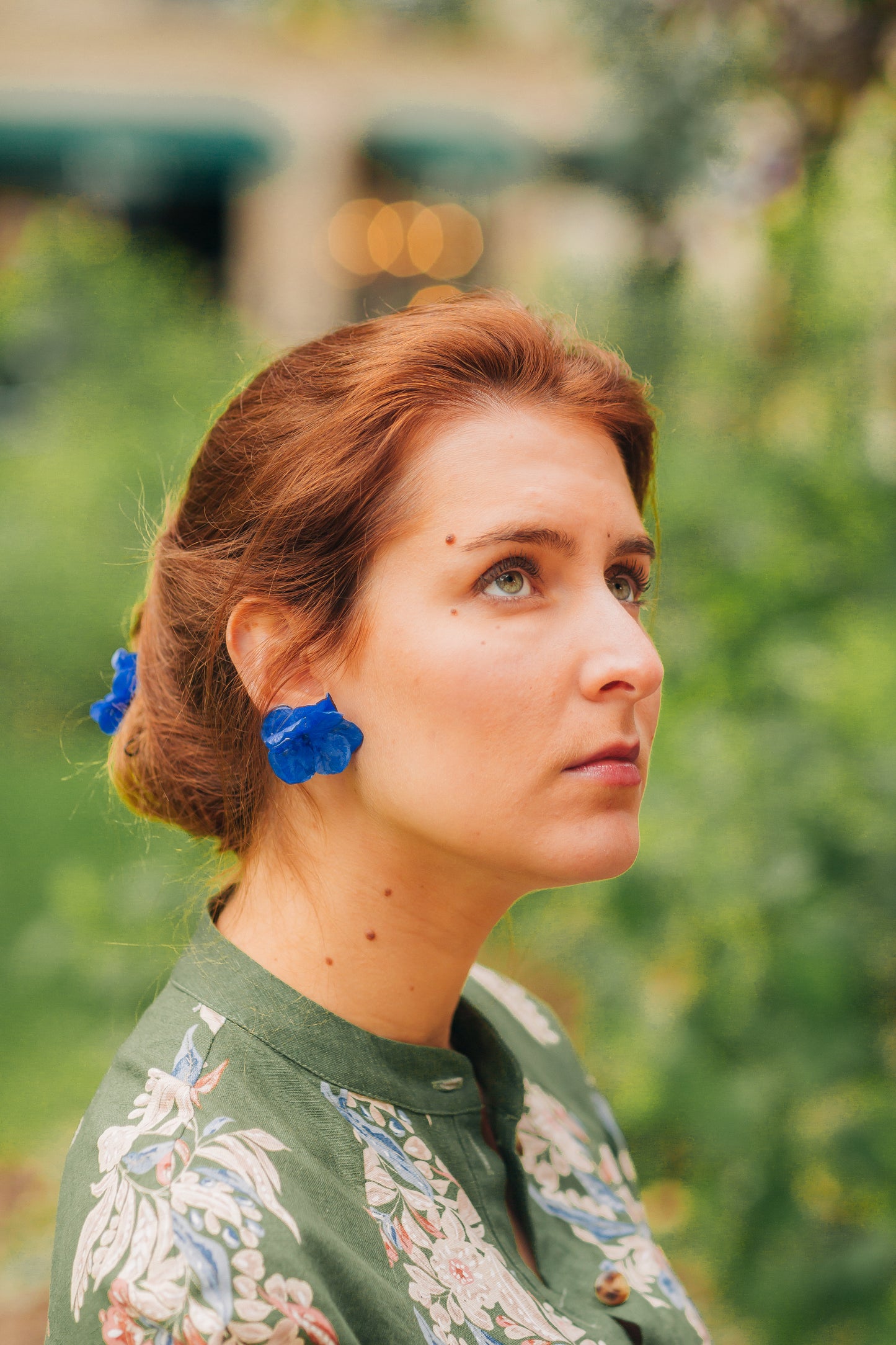 Boucles d’oreilles colorées en fleurs cristallisées, personnalisables pour oreilles percées ou à clips.