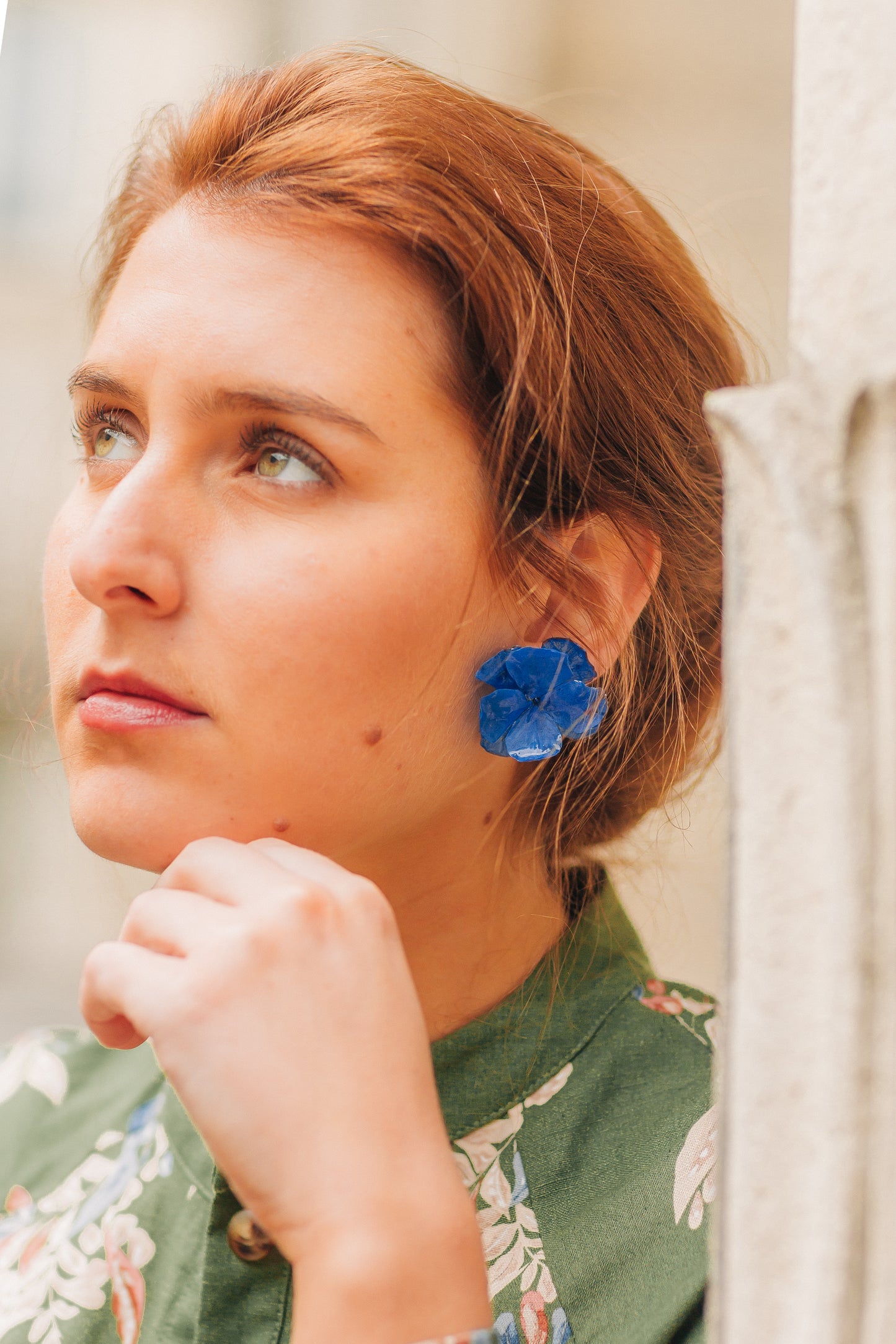 Boucles d’oreilles colorées en fleurs cristallisées, personnalisables pour oreilles percées ou à clips.