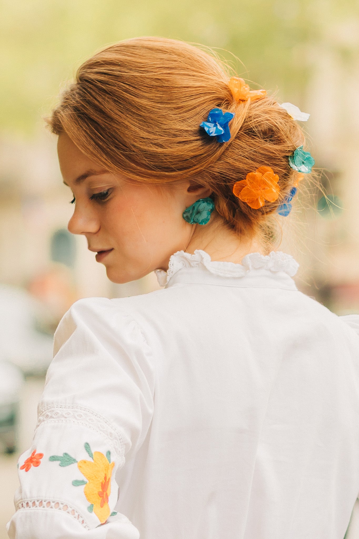 Boucles d’oreilles colorées en fleurs cristallisées, personnalisables pour oreilles percées ou à clips.