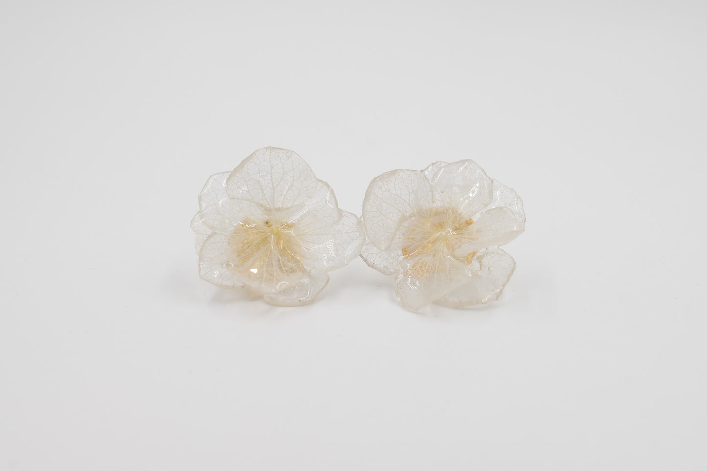 Boucles d’oreilles en fleurs cristallisées, personnalisables pour oreilles percées ou à clips.
