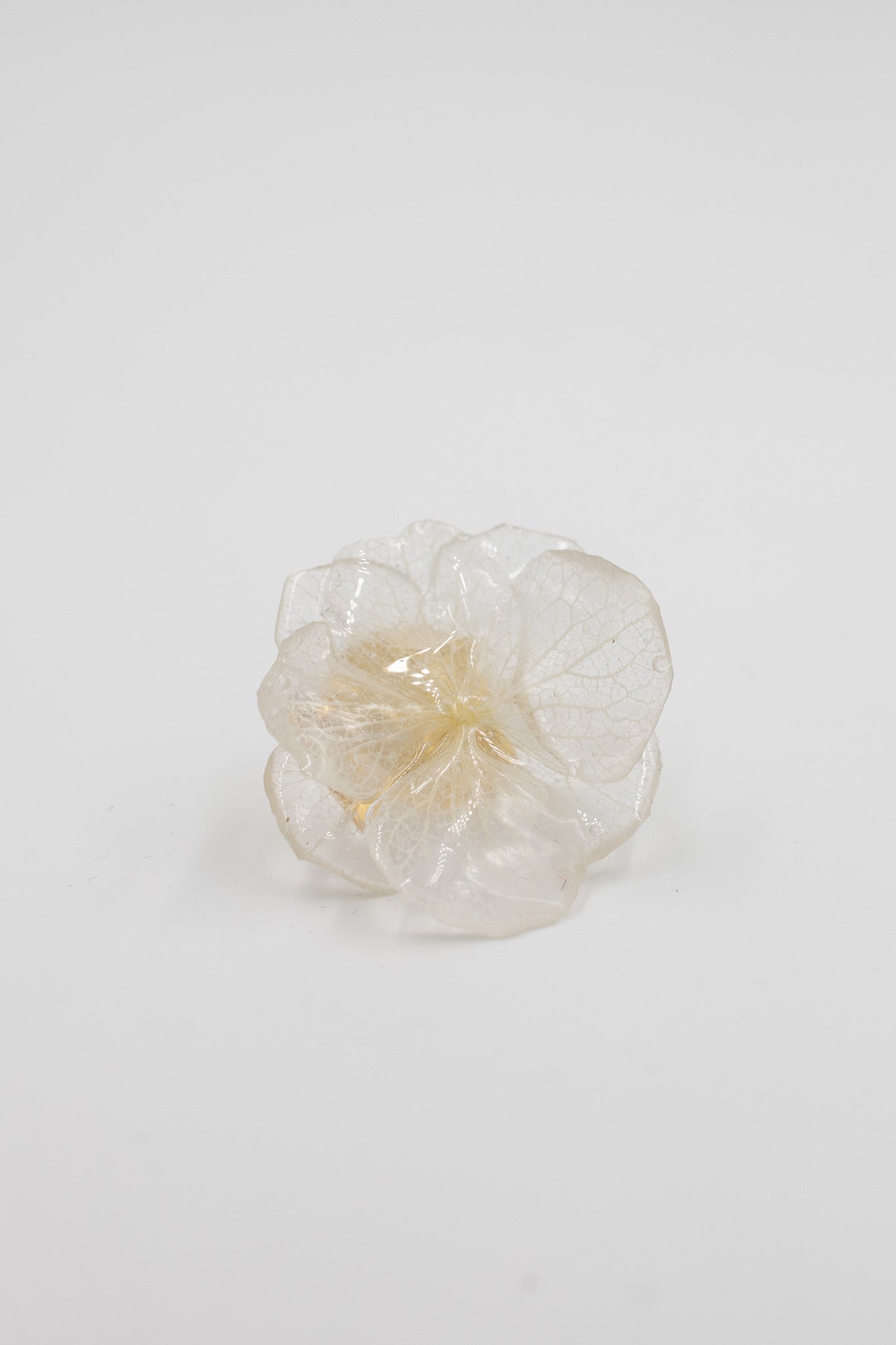 Boucles d’oreilles en fleurs cristallisées, personnalisables pour oreilles percées ou à clips.