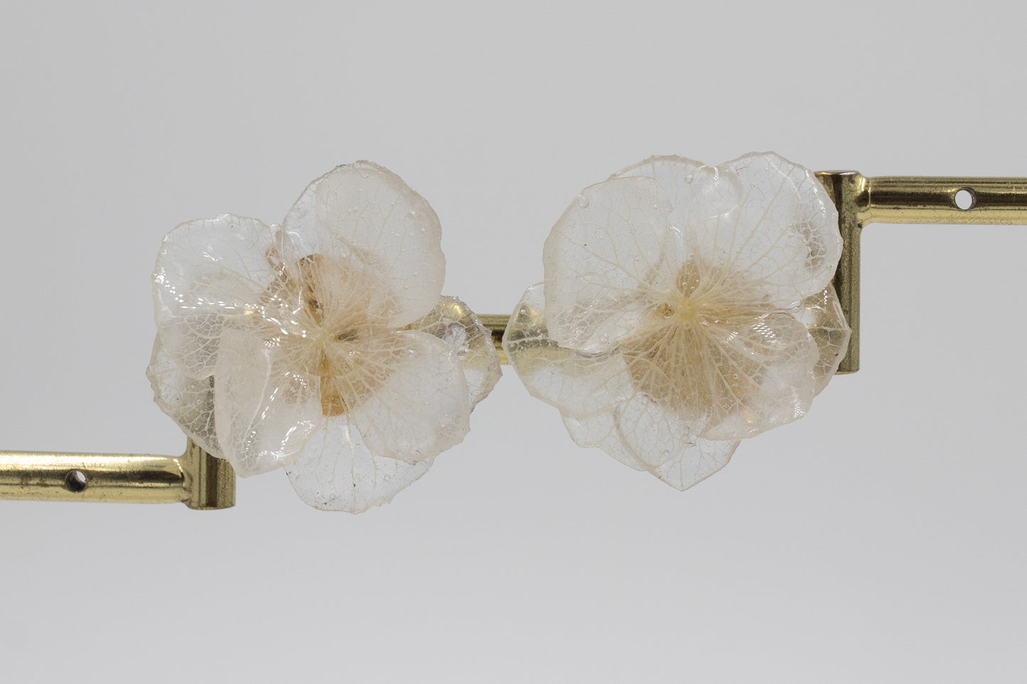 Boucles d’oreilles en fleurs cristallisées, personnalisables pour oreilles percées ou à clips.