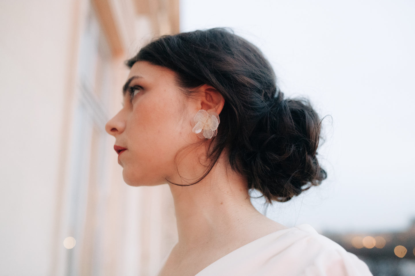 Boucles d’oreilles en fleurs cristallisées, personnalisables pour oreilles percées ou à clips.