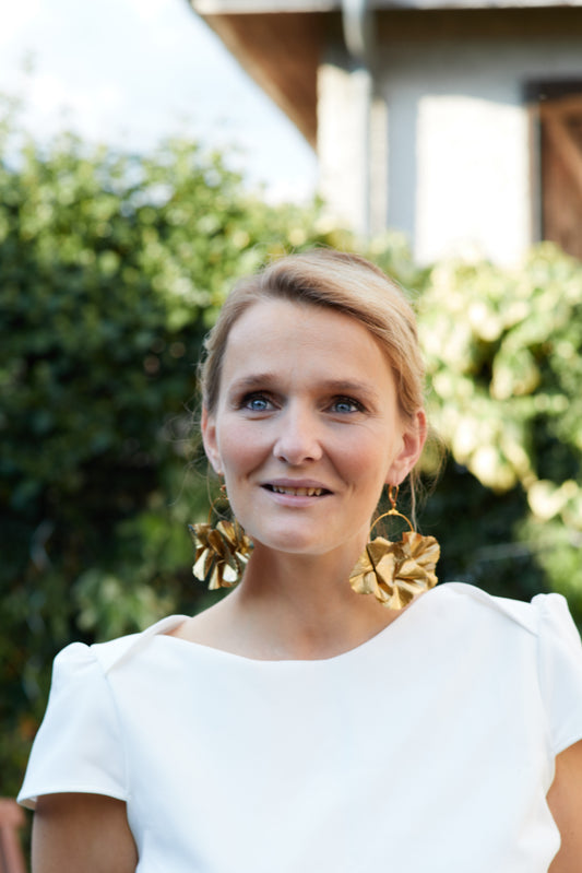 Boucles d’oreilles doré en papier métallisé en forme de feuilles de géranium, personnalisables pour oreilles percées ou à clips.