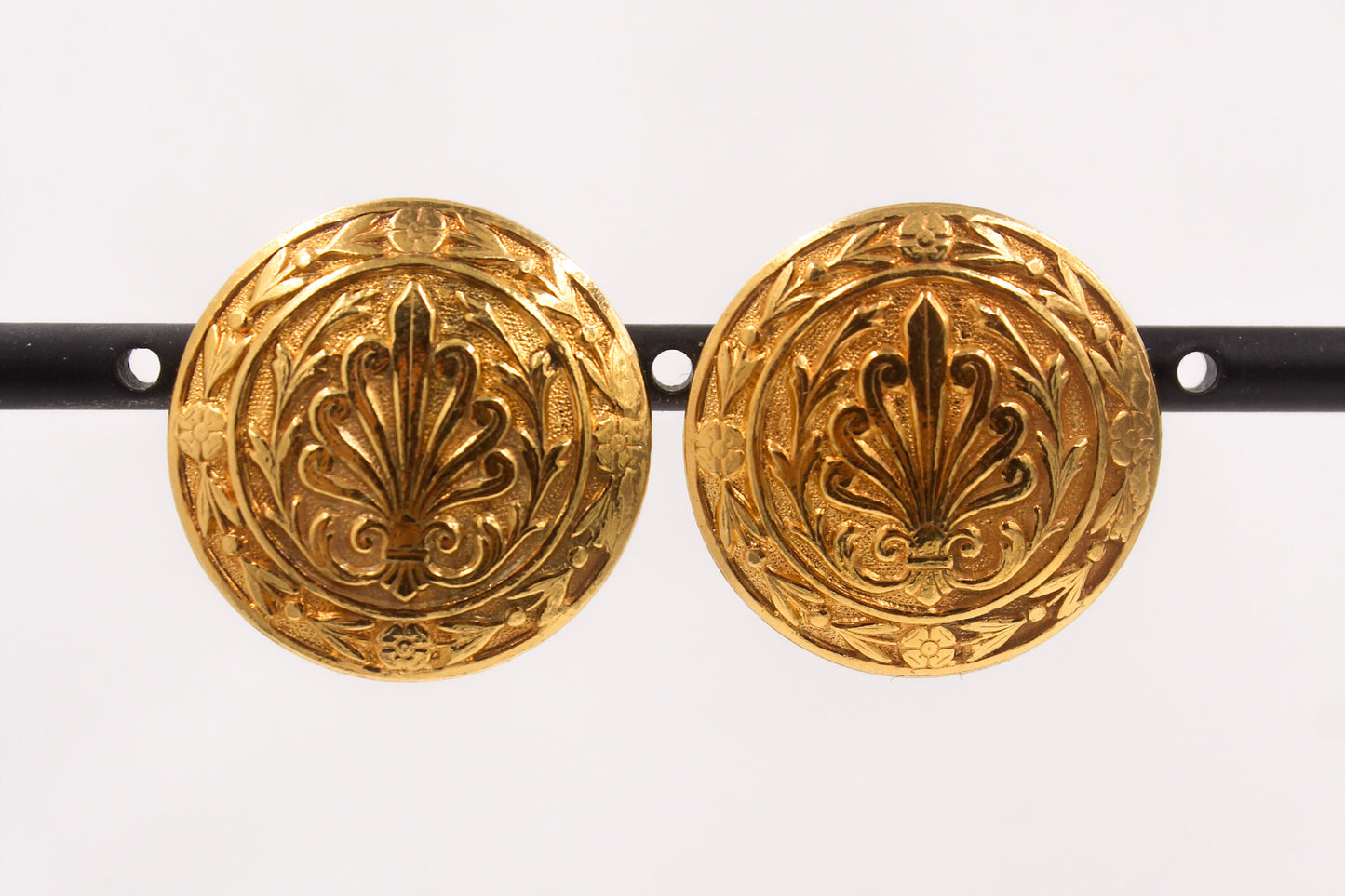 Boucles d’oreilles en plaqué Or composé d’une pièce ronde aux motifs de palmettes et d’arabesques, personnalisables pour oreilles percées ou à clips.