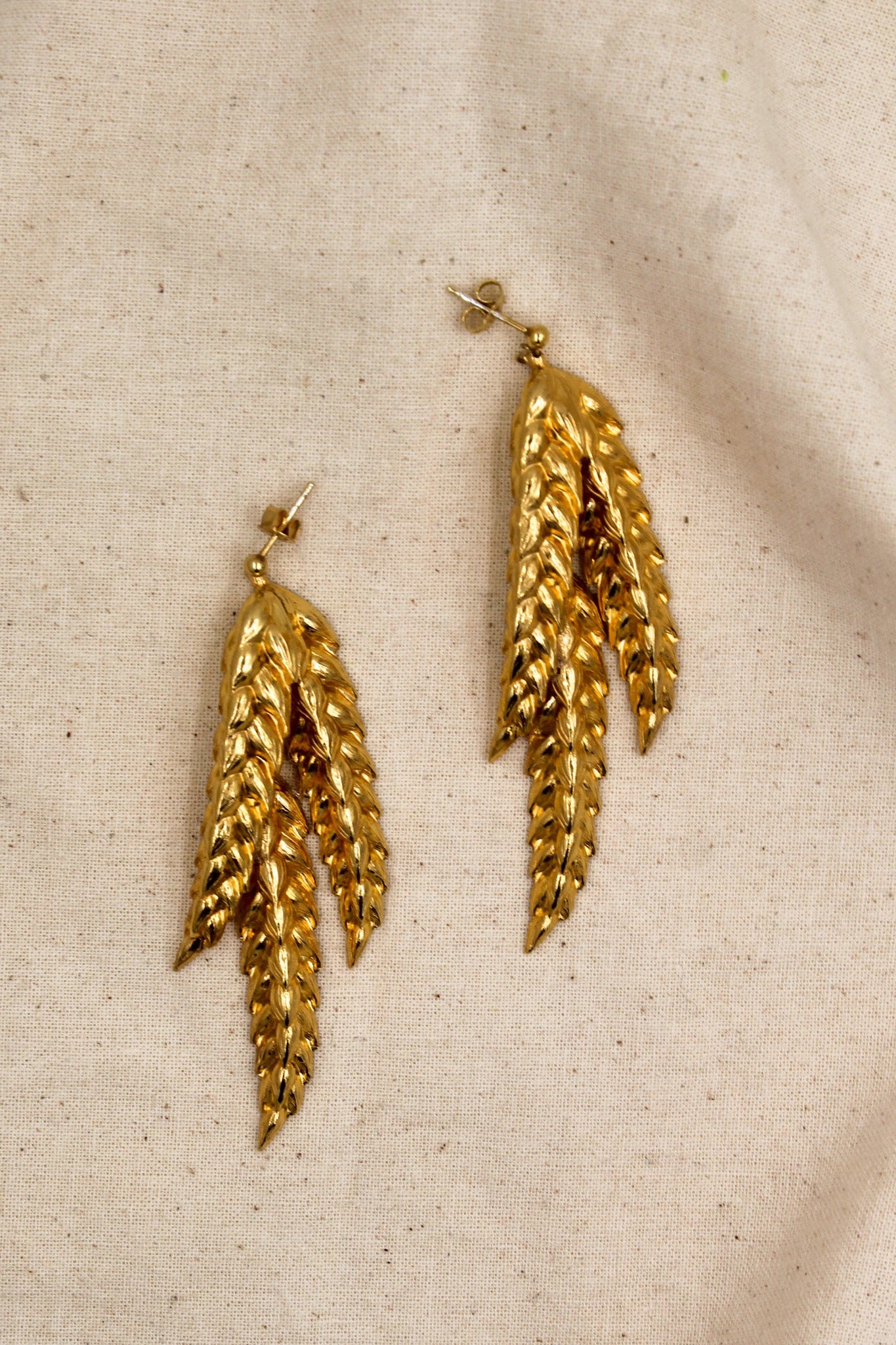 Boucles d’oreilles pendantes en plaqué Or composé de trois épis de blés, personnalisables pour oreilles percées ou à clips.