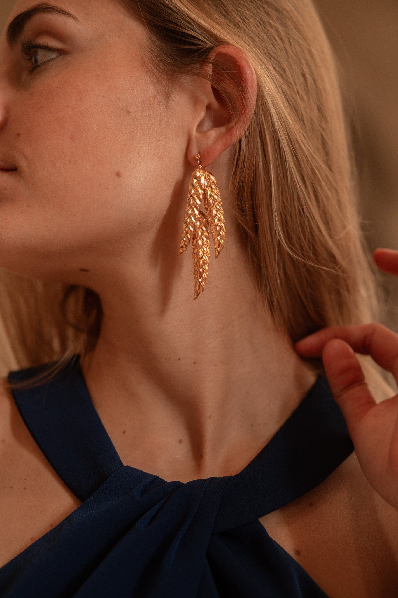 Boucles d’oreilles pendantes en plaqué Or composé de trois épis de blés, personnalisables pour oreilles percées ou à clips.
