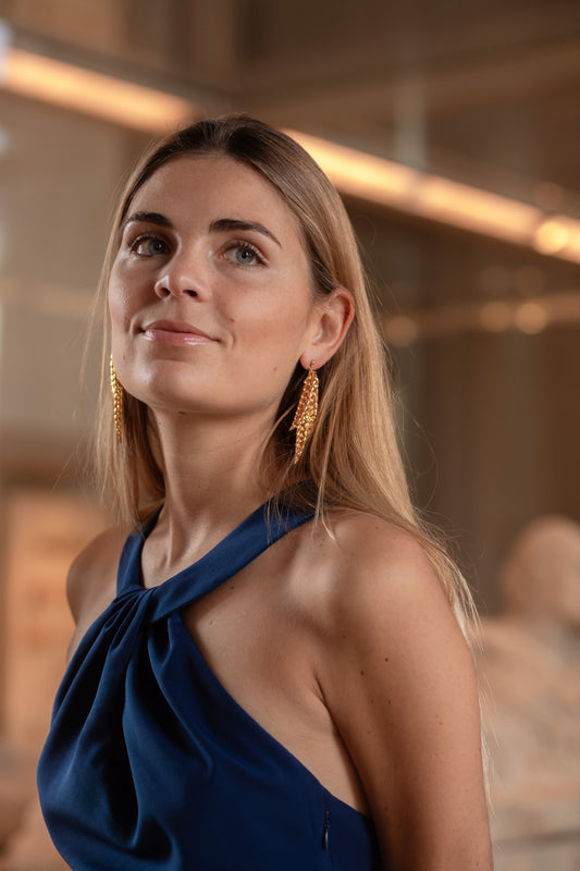 Boucles d’oreilles pendantes en plaqué Or composé de trois épis de blés, personnalisables pour oreilles percées ou à clips.