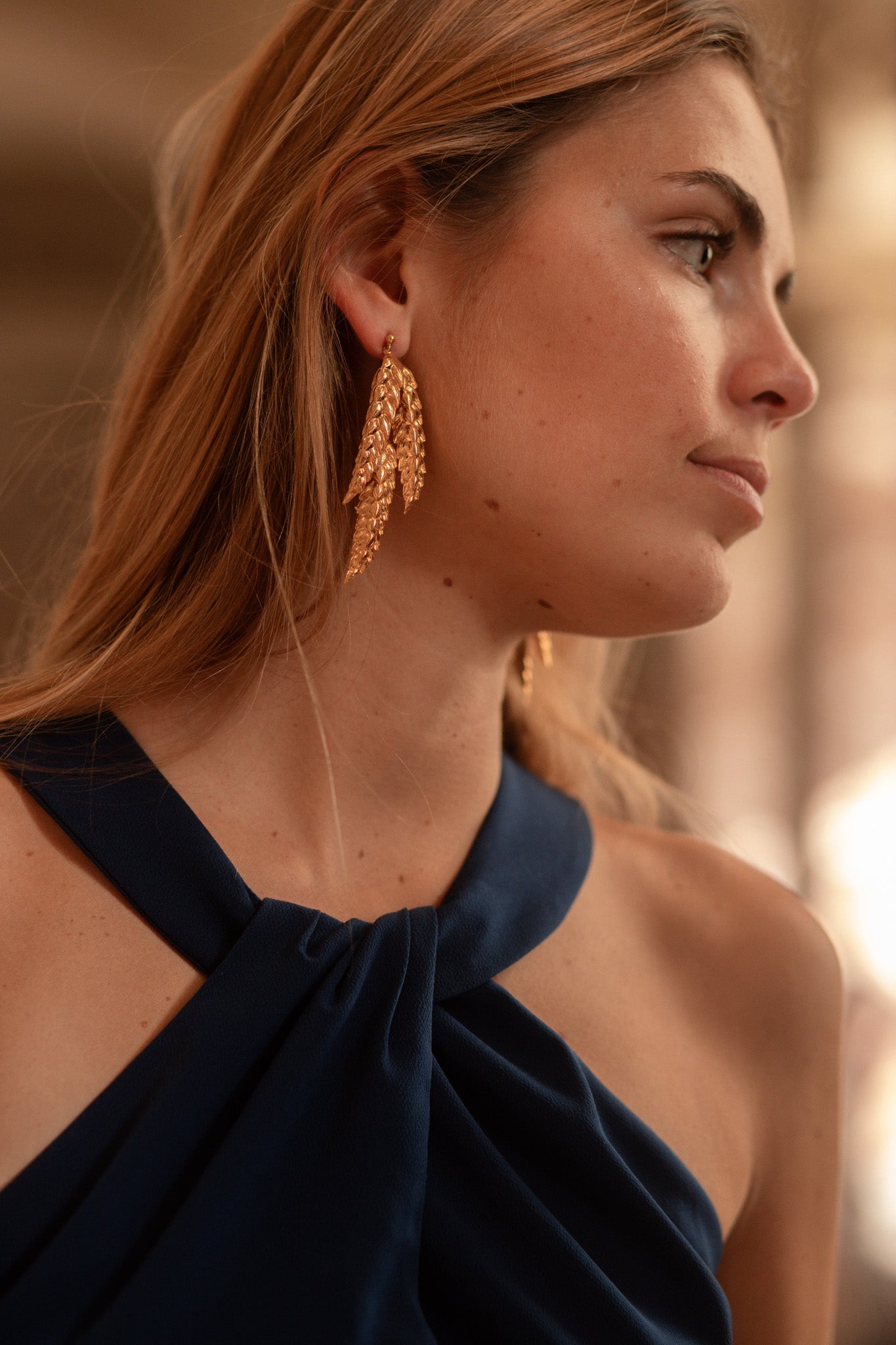 Boucles d’oreilles pendantes en plaqué Or composé de trois épis de blés, personnalisables pour oreilles percées ou à clips.