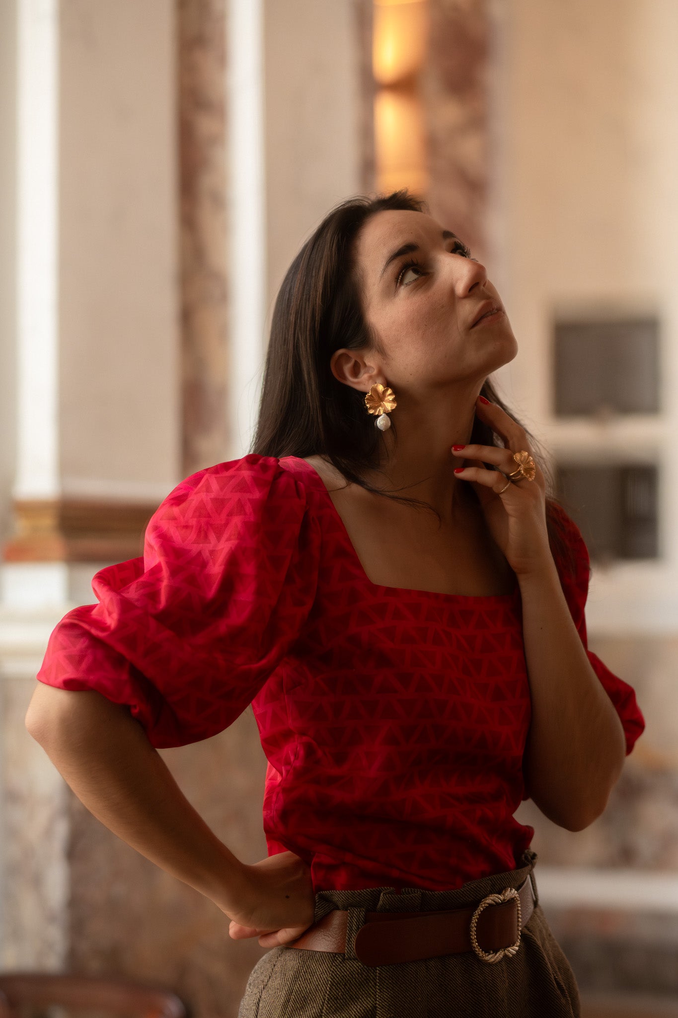 Boucles d’oreilles en plaqué Or et en nacre en forme de géranium, personnalisables pour oreilles percées ou à clips.
