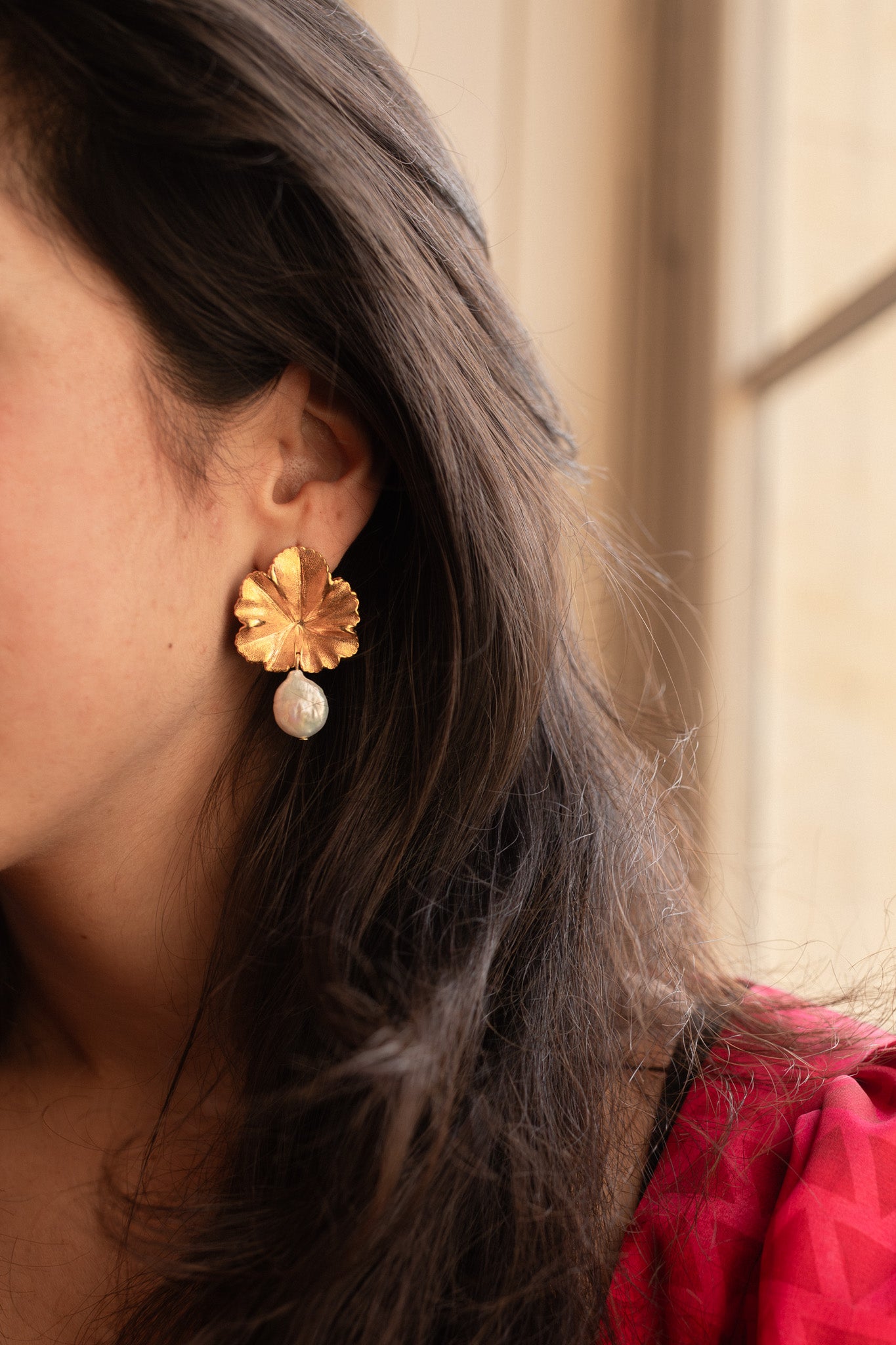 Boucles d’oreilles en plaqué Or et en nacre en forme de géranium ,personnalisables pour oreilles percées ou à clips.