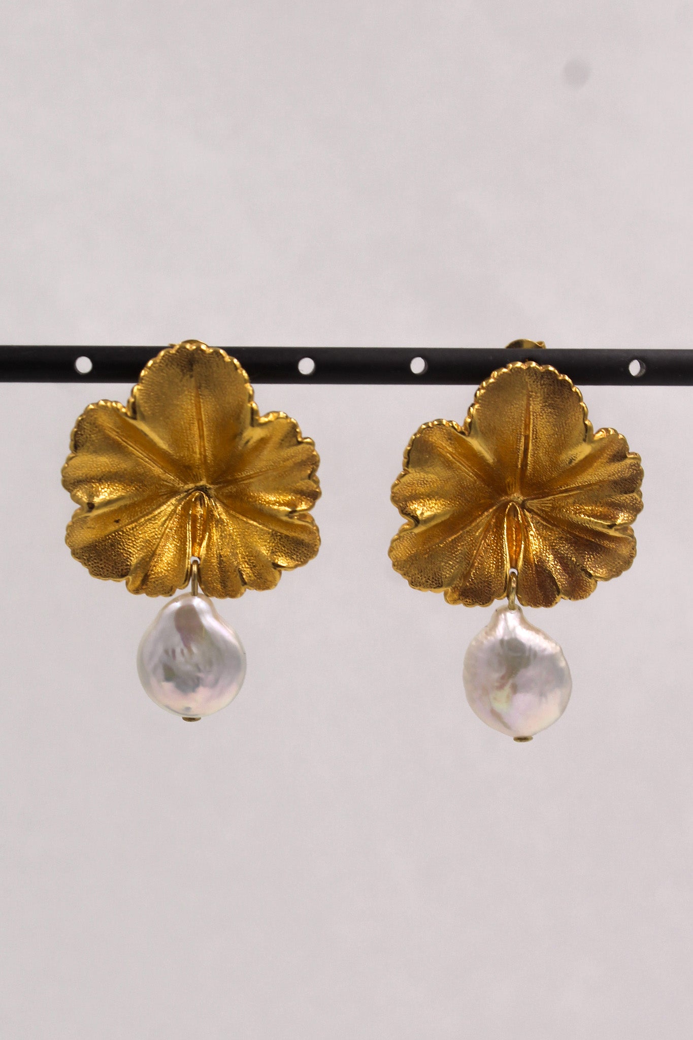 Boucles d’oreilles en plaqué Or et en nacre en forme de géranium ,personnalisables pour oreilles percées ou à clips.