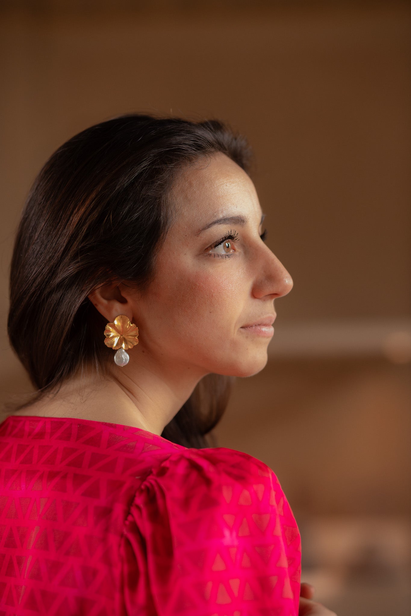 Boucles d’oreilles en plaqué Or et en nacre en forme de géranium, personnalisables pour oreilles percées ou à clips.
