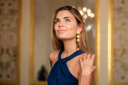 Boucles d’oreilles pendantes en plaqué Or composé de trois pièces rondes aux motifs de palmettes et d’arabesques, personnalisables pour oreilles percées ou à clips.