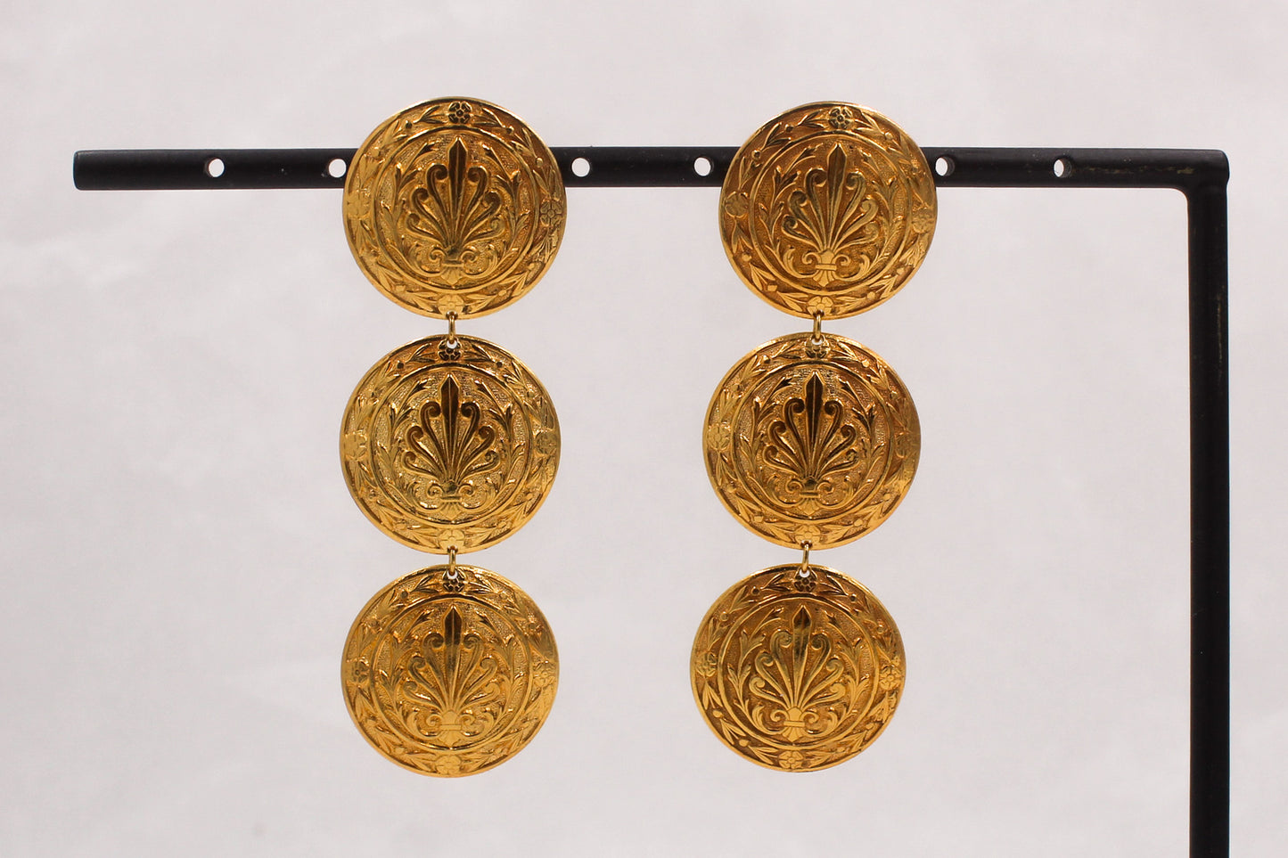 Boucles d’oreilles pendantes en plaqué Or composé de trois pièces rondes aux motifs de palmettes et d’arabesques, personnalisables pour oreilles percées ou à clips.