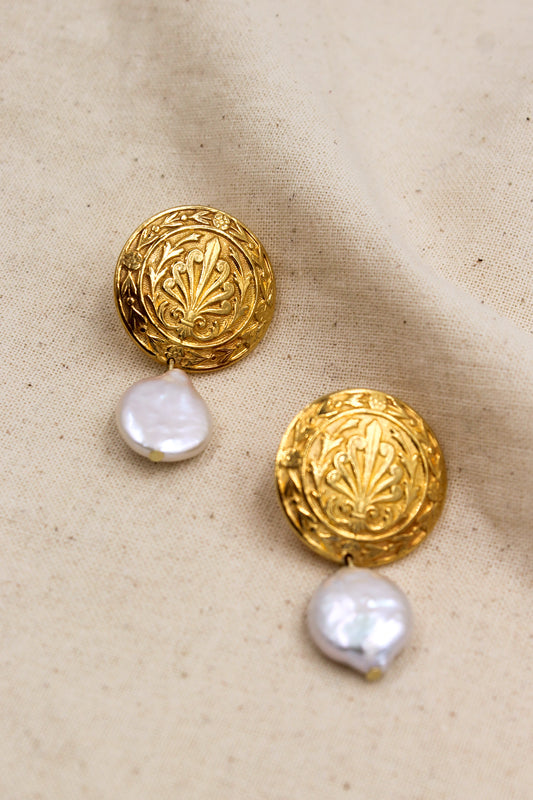 Boucles d’oreilles en plaqué Or et en nacre composé d’une pièce ronde aux motifs de palmettes et d’arabesques et , personnalisables pour oreilles percées ou à clips.