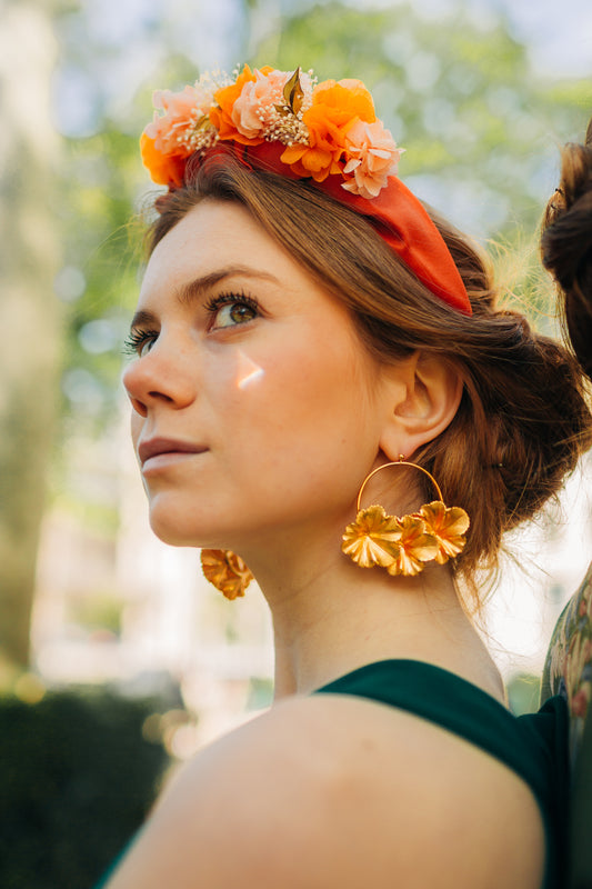 Boucles d’oreilles doré plaqué Or en forme de feuilles de géranium, personnalisables pour oreilles percées ou à clips.