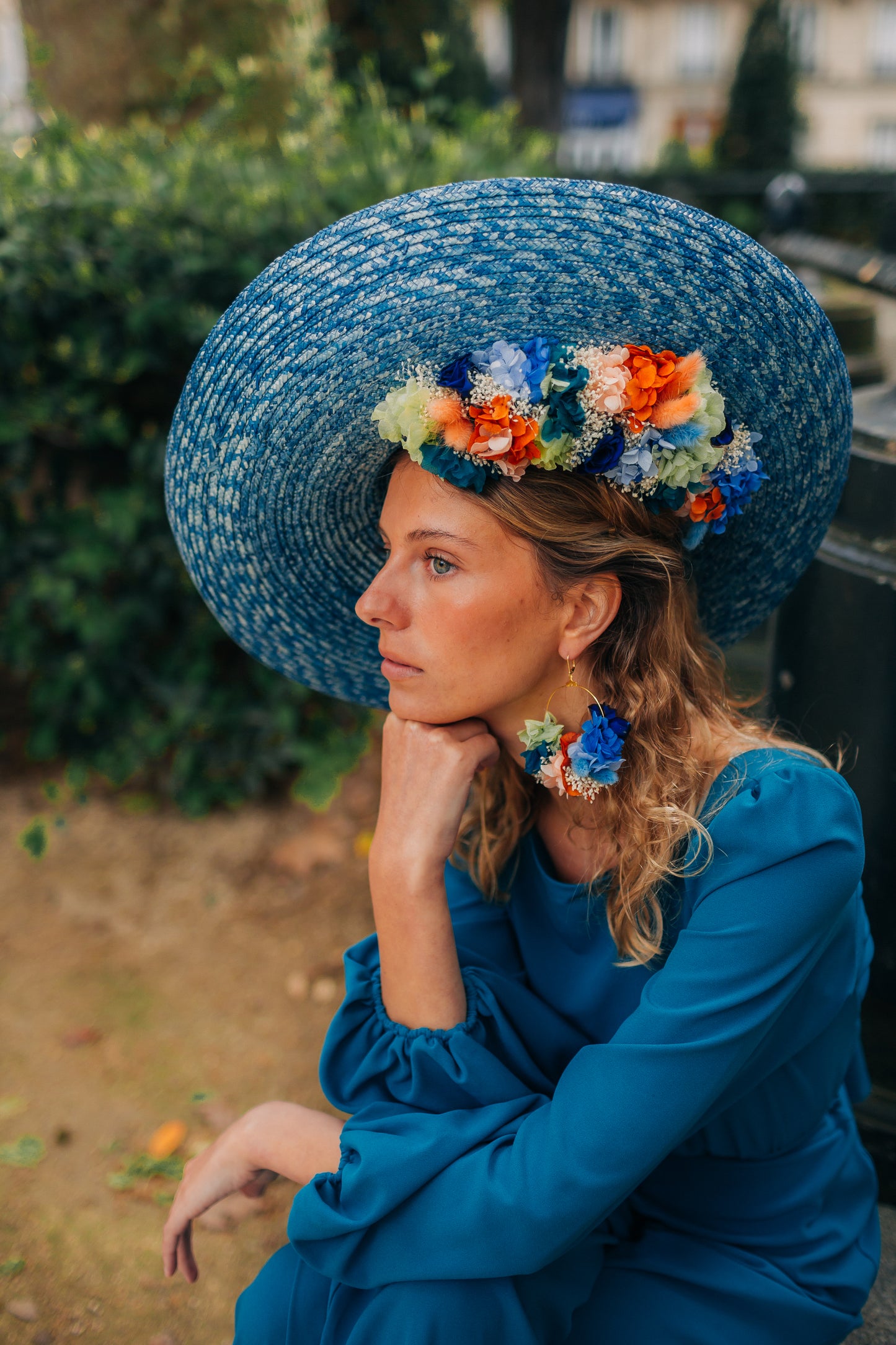 Capeline incurvée colorée avec des fleurs stabilisées