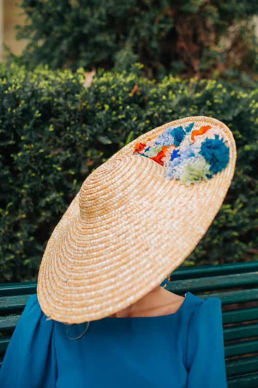 Capeline incurvée modèle Boucher avec des fleurs stabilisées personnalisable