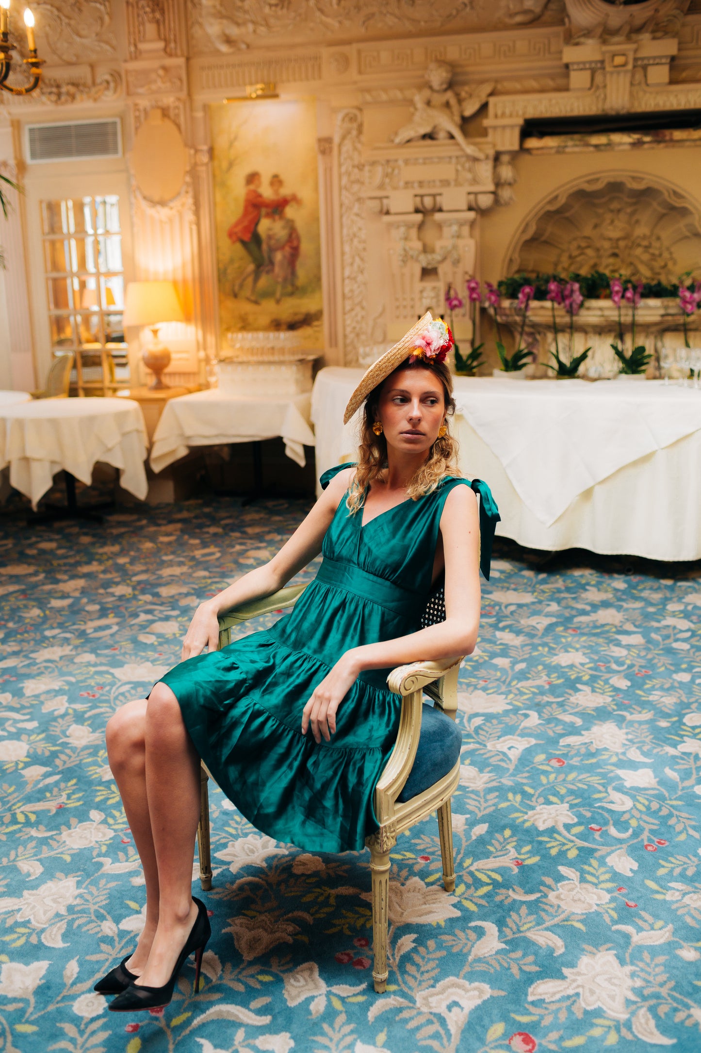 Petit chapeau en paille décoré de fleurs stabilisées