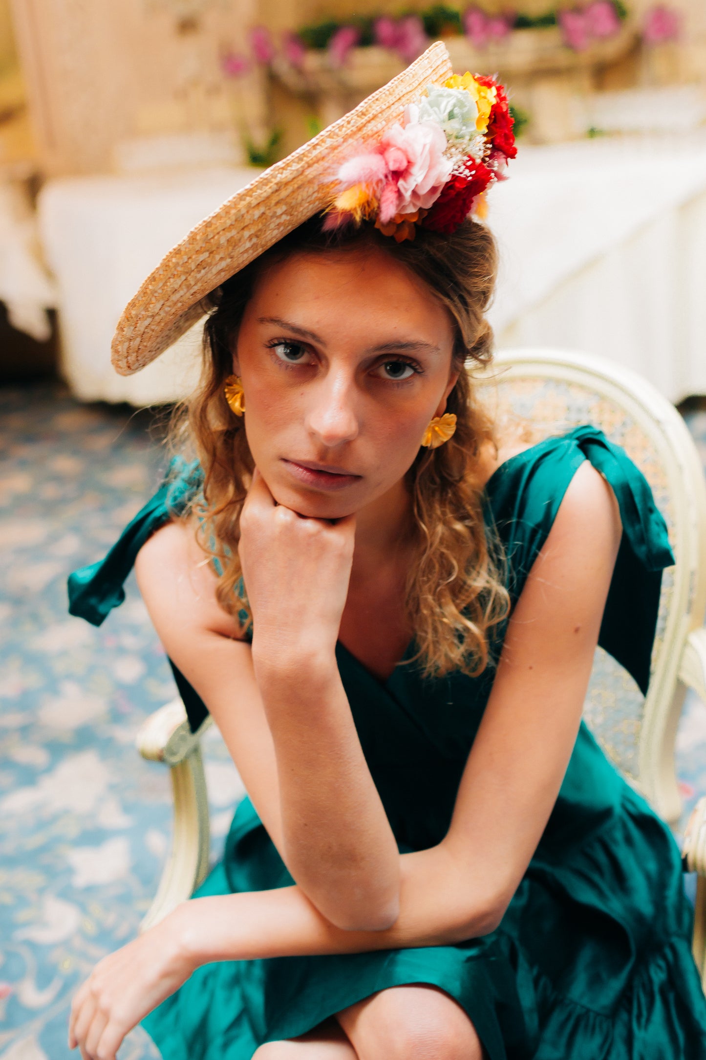 Petit chapeau en paille décoré de fleurs stabilisées