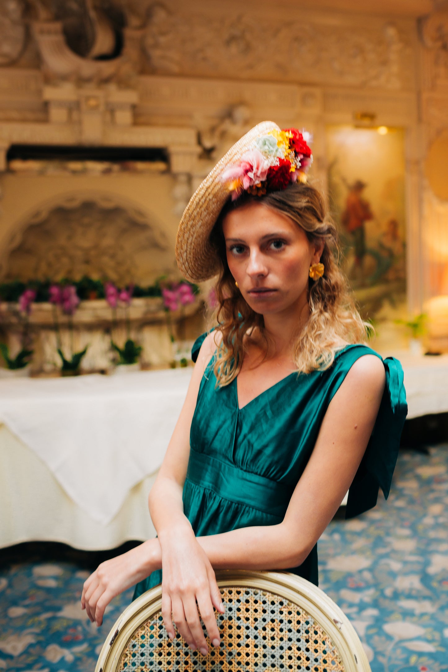 Petit chapeau en paille décoré de fleurs stabilisées