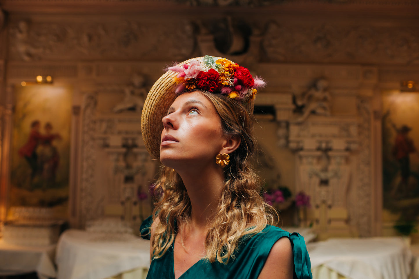 Petit chapeau en paille décoré de fleurs stabilisées