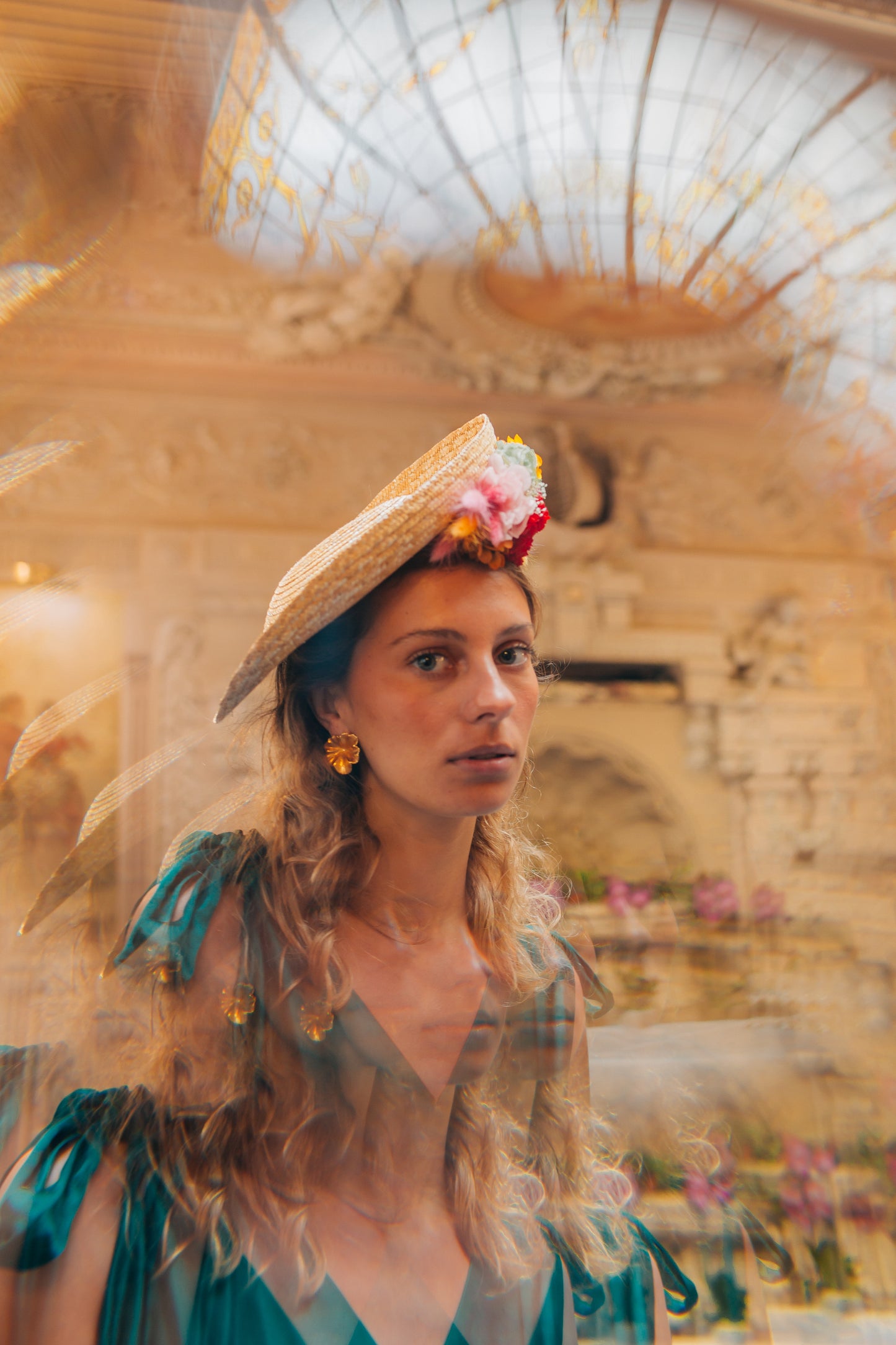 Petit chapeau en paille décoré de fleurs stabilisées
