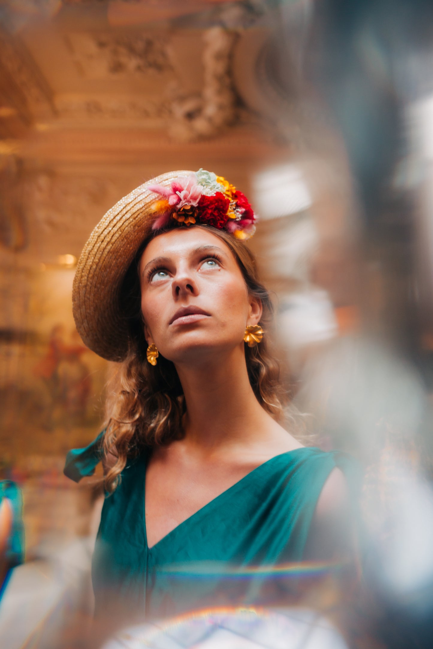 Petit chapeau en paille décoré de fleurs stabilisées